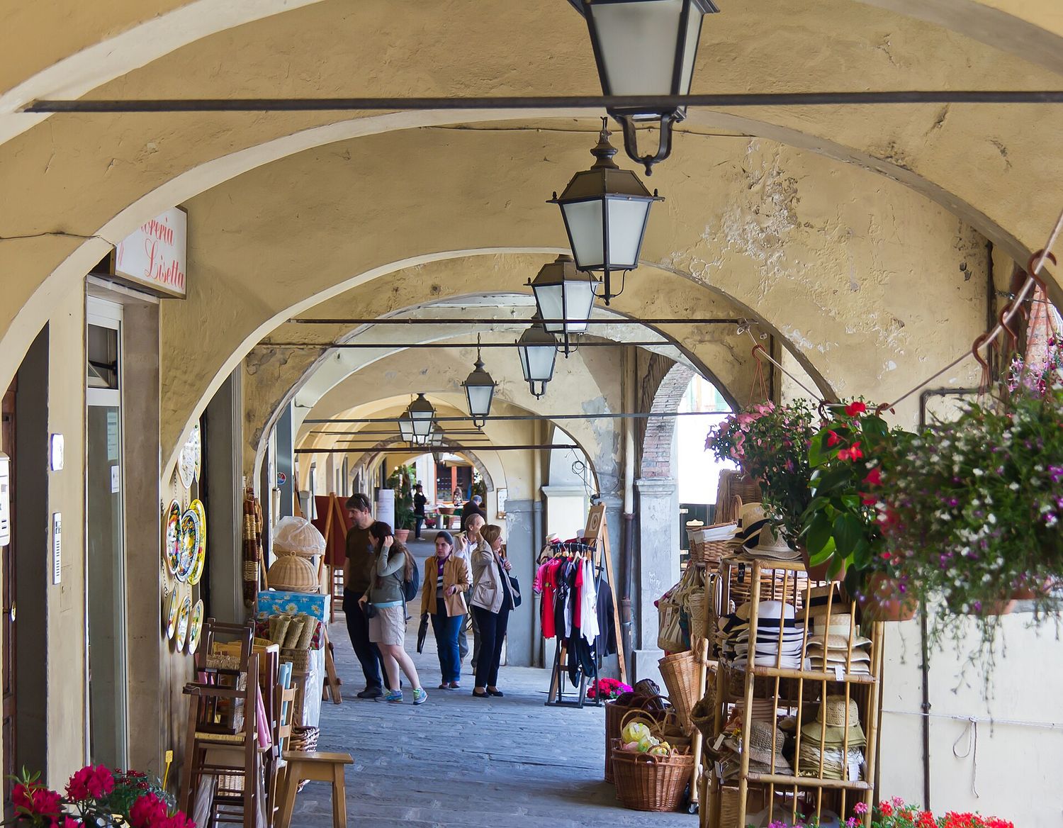 I portici di Piazza Matteotti a Greve in Chianti con le botteghe