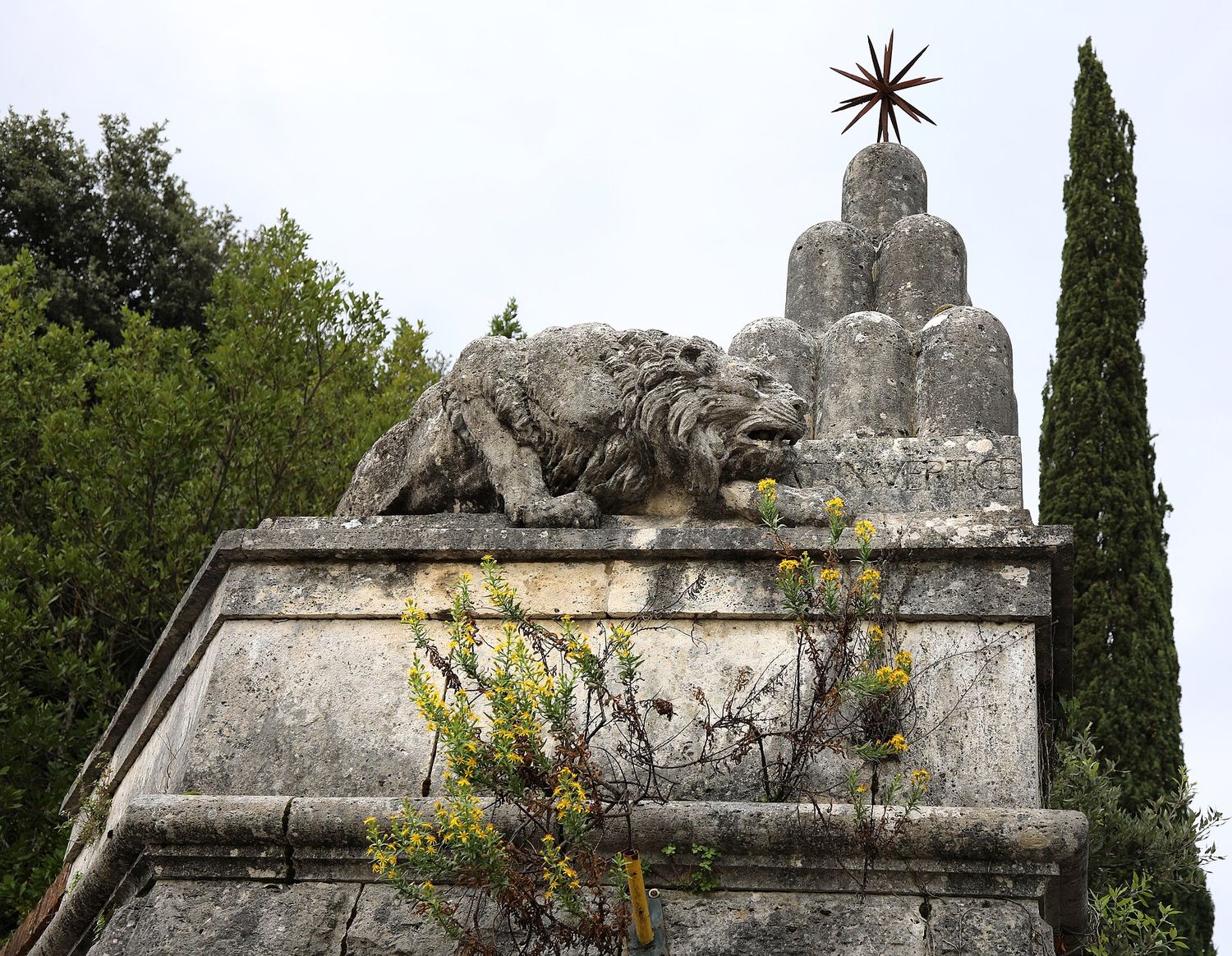 Una scultura in pietra con un cipresso nel parco di Villa Chigi Saracini a Castelnuovo Berardenga